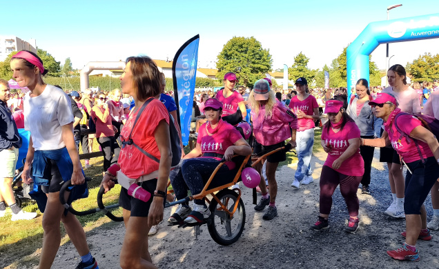 La solidarité des filles même en fauteuil
