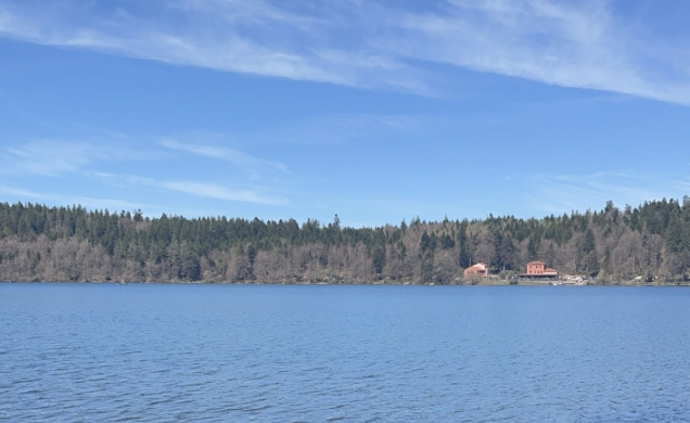 Le thermostat a atteint les 28 degrés au lac du Bouchet ce 14 avril.