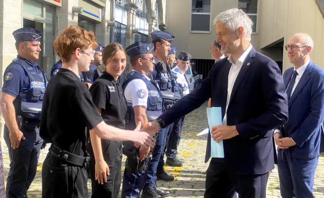 Laurent Wauquiez salue les effectifs des policiers municipaux de la ville du Puy-en-Velay.