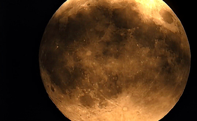 Elle tient la main de son amie la Terre depuis la nuit des temps. 