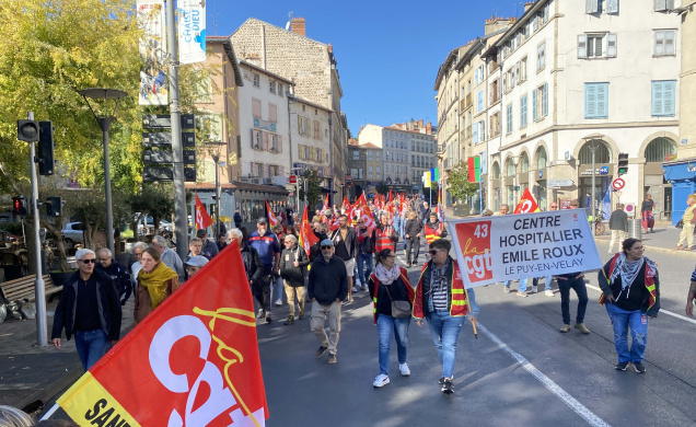 Le cortège en train de descendre le Bd Saint-Louis pour terminer sur la place du Breuil. 