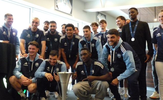 Les joueurs du Puy Foot 43 réunis autour du trophée de champion des champions