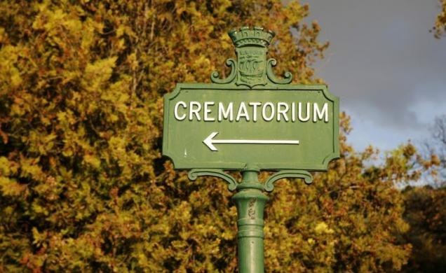 Un panneau qui indique un crématorium.