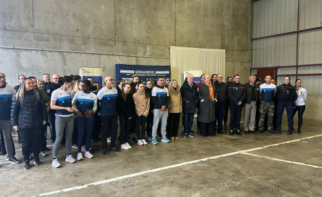 Participants, élus, forces de l'ordre et de secours, ensemble contre l'ignominie. 