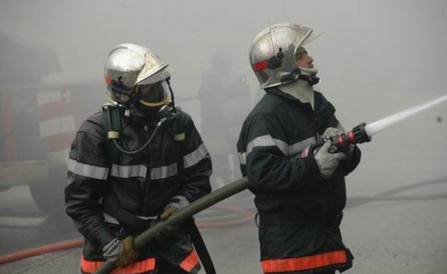 Des pompiers en train d'éteindre un incendie.