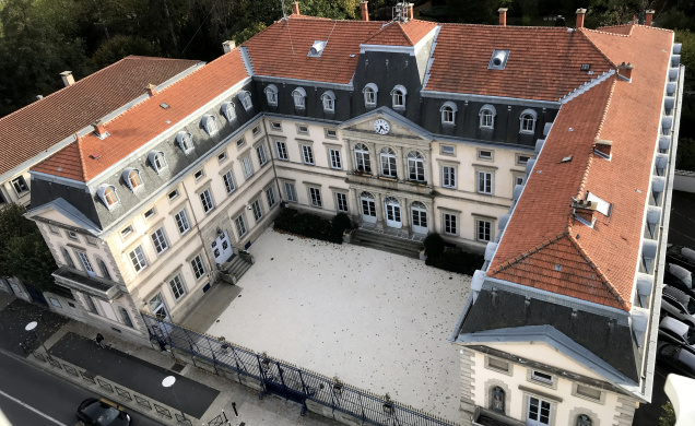 Que se passe-t-il derrière les fenêtres de la préfecture de la Haute-Loire ?