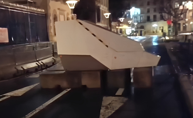 Un radar mobile, posé sur l'avenue du Général de Gaulle. 