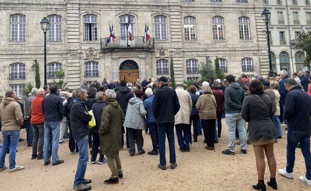 Une centaine de personnes s'est rassemblée devant la mairie du Puy