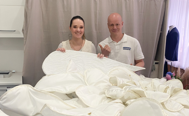 Fannie et Camille prêt pour présenter leur création