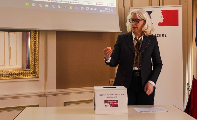 Nathalie Cencic a procédé au tirage au sort pour l'affichage des panneaux électoraux