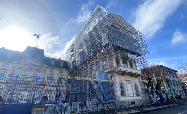 Un impressionnant échafaudage se dresse au-dessus de la préfecture