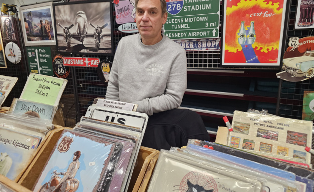 Christophe arpente la France pour vendre ses vinyles et sa déco.