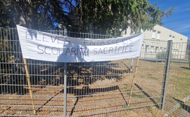 A Yssingeaux, on peut voir une banderole "Elèves sacrifiés"