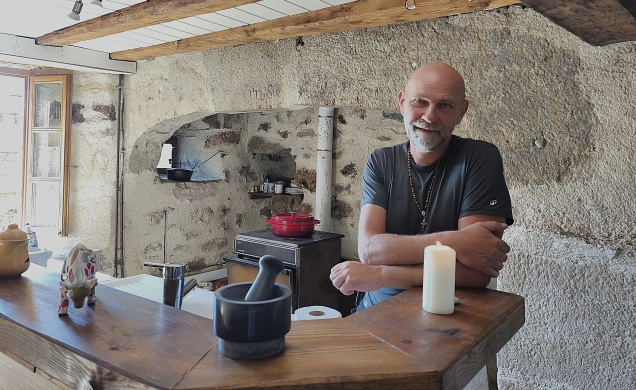 Christian derrière les fourneaux de son gîte.