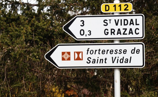 Le panneau Forteresse de Saint-Vidal comporte un élément mensonger d'envergure. 