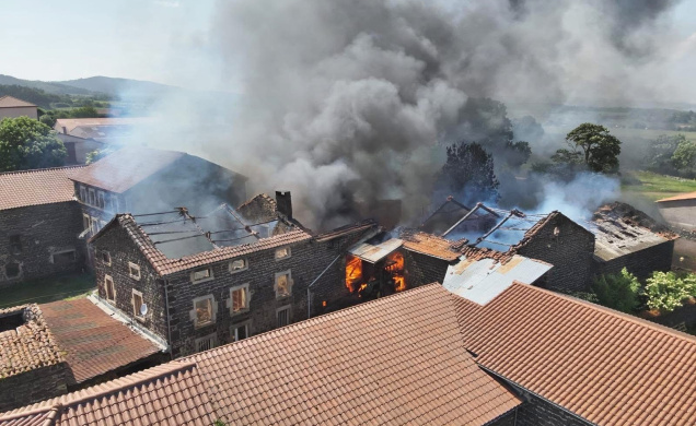 Les bâtiments sont en flamme et une épaisse fumée est visible de très loin