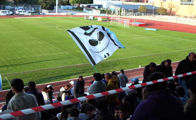Drapeau, percussions et chants ont accompagné le match