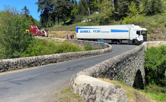 Le poids lourd s'est bloqué juste avant le pont