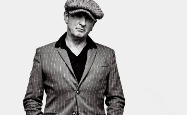 En 1977, il découvre la guitare... depuis, il n'a plus jamais lâché la musique. 