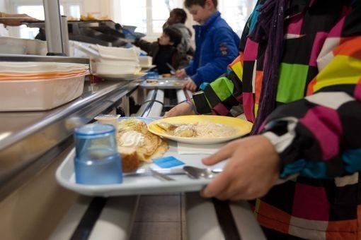 Une hausse du prix des repas dans les cantines scolaires est mise en place en sept 2024.