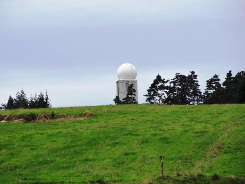 Le radar météo actuel est gêné par la hauteur des arbres présents tout autour. 