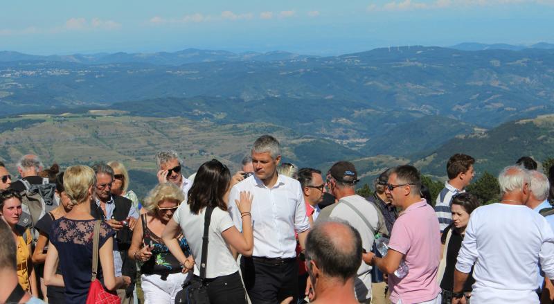 Depuis 2012, Laurent Wauquiez fait sa rentrée politique en montant le Mézenc fin août.