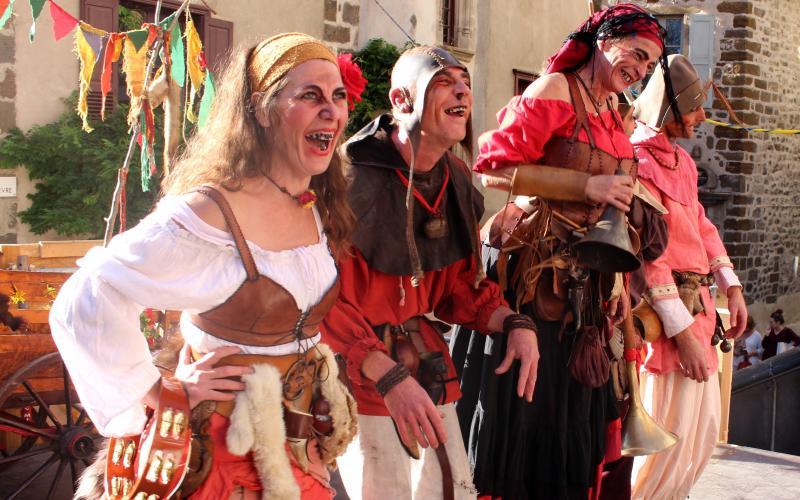 Les Fêtes Renaissance du Roi de l'oiseau regagnent la haute ville du Puy-en-Velay.