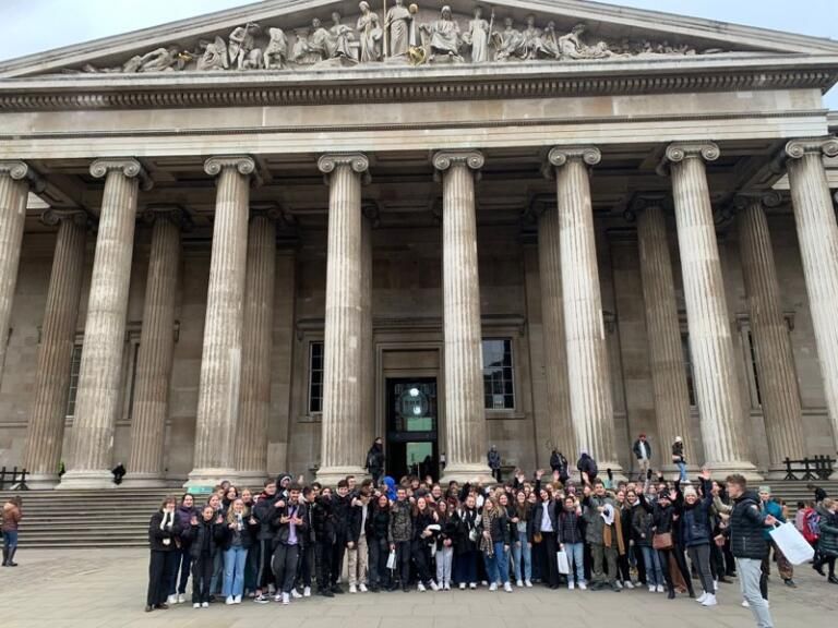 76 jeunes de première et terminale du lycée Emmanuel Chabrier en Angleterre