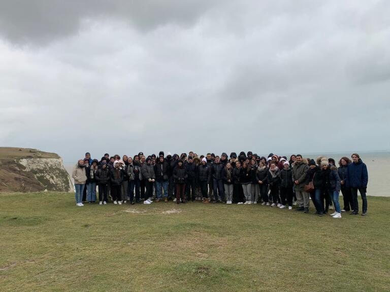 76 jeunes de première et terminale du lycée Emmanuel Chabrier en Angleterre