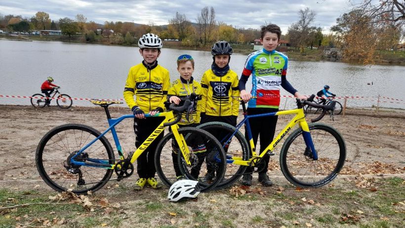 Les jeunes coureurs du Vélo Club du Velay au cyclo-cross de Cournon d'Auvergne