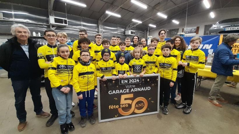 Les jeunes du vélo club du Velay ont posé avec les nouvelles tenues