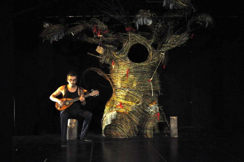 La compagnie ponote du Petit Atelier présente La Magie de l'Arbre dès 3 ans.