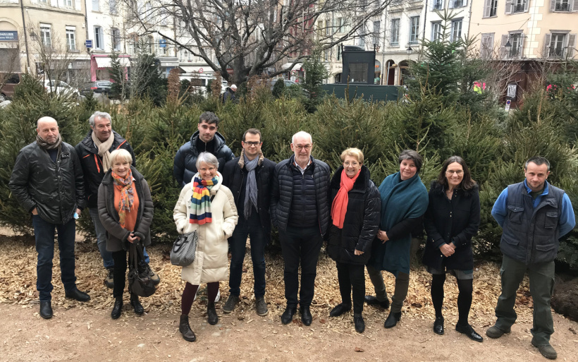 Une partie de l'équipe municipale ponote responsable de l'opération Une naissance un arbre