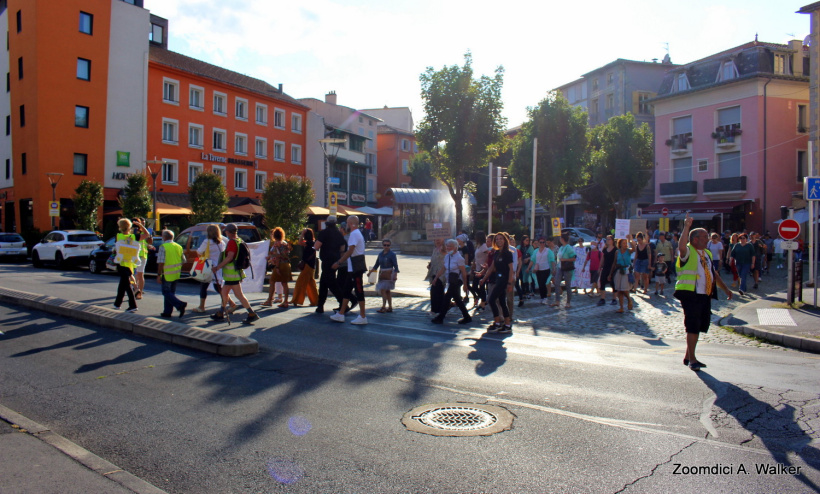 Des centaines de manifestants contre le pass sanitaire au Puy ce 28/07/2021.