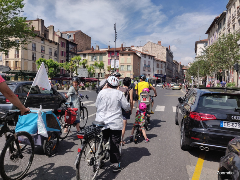 Une centaine de personnes a participé à la Vélorution le 12 juin au Puy-en-Velay.