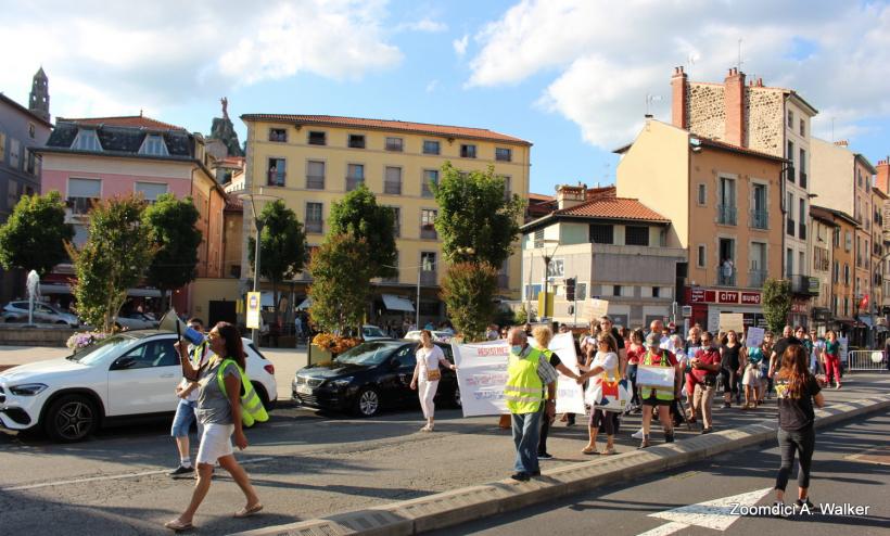 Des centaines de manifestants contre le pass sanitaire au Puy ce 28/07/2021.