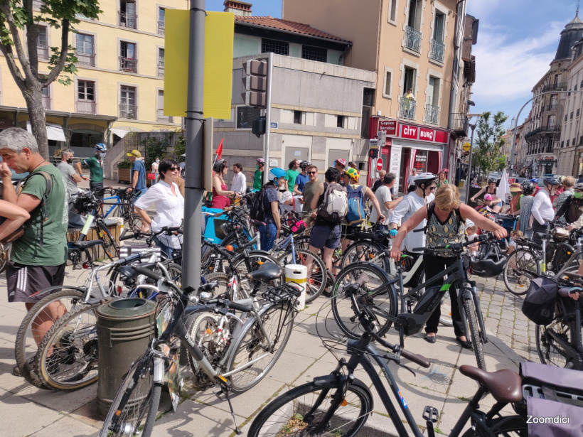 Une centaine de personnes a participé à la Vélorution le 12 juin au Puy-en-Velay.