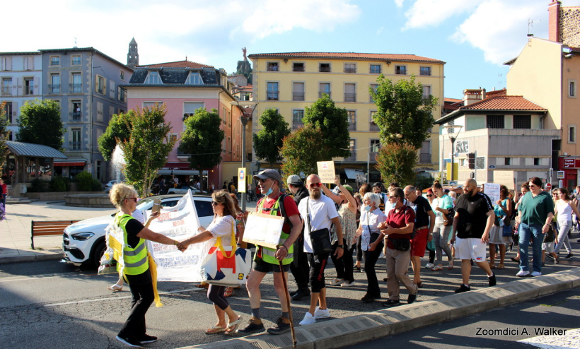 Des centaines de manifestants contre le pass sanitaire au Puy ce 28/07/2021.