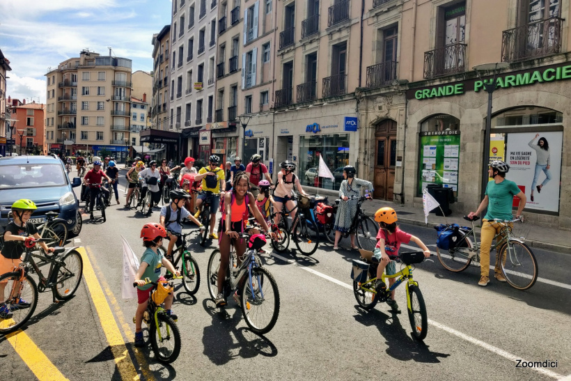 Une centaine de personnes a participé à la Vélorution le 12 juin au Puy-en-Velay.