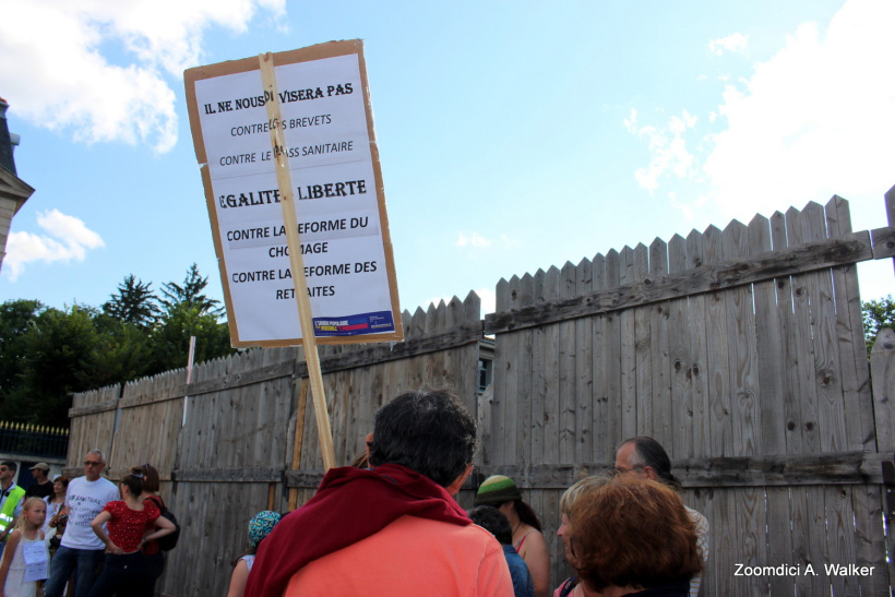 Plus d'une centaine de personnes ont manifesté contre le pass sanitaire ce mercredi 28 juillet au Puy-en-Velay.