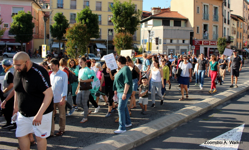 Des centaines de manifestants contre le pass sanitaire au Puy ce 28/07/2021.