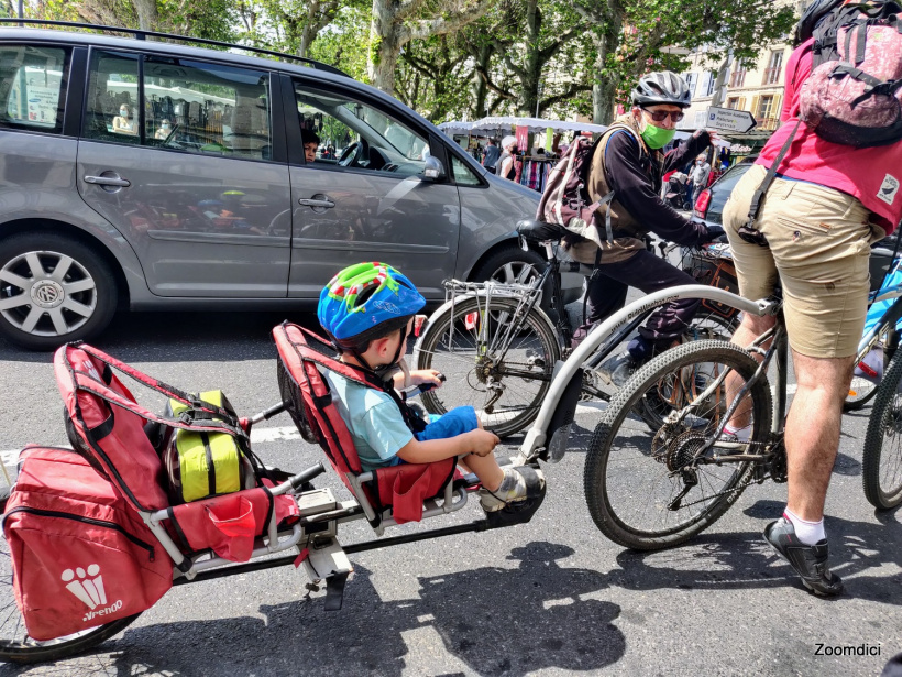 Une centaine de personnes a participé à la Vélorution le 12 juin au Puy-en-Velay.