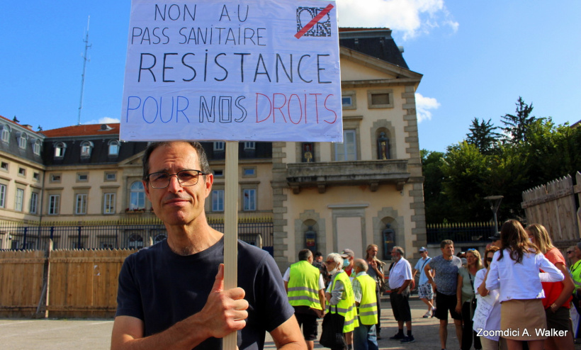 Plus d'une centaine de personnes ont manifesté contre le pass sanitaire ce mercredi 28 juillet au Puy-en-Velay.