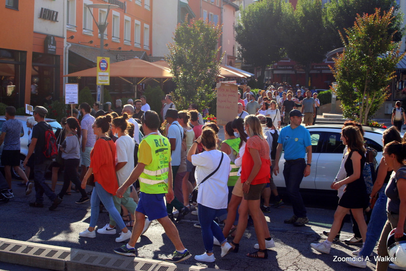 Des centaines de manifestants contre le pass sanitaire au Puy ce 28/07/2021.