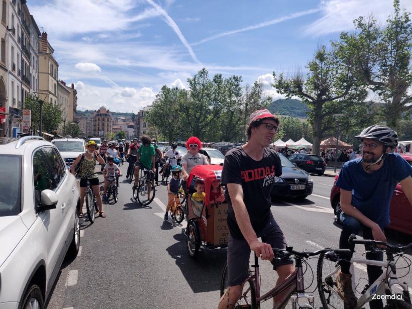 Une centaine de personnes a participé à la Vélorution le 12 juin au Puy-en-Velay.