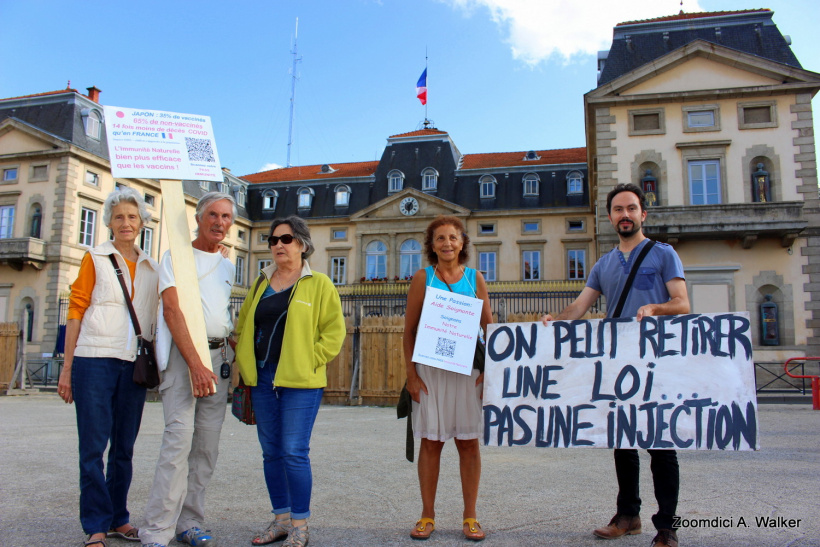 Plus d'une centaine de personnes ont manifesté contre le pass sanitaire ce mercredi 28 juillet au Puy-en-Velay.