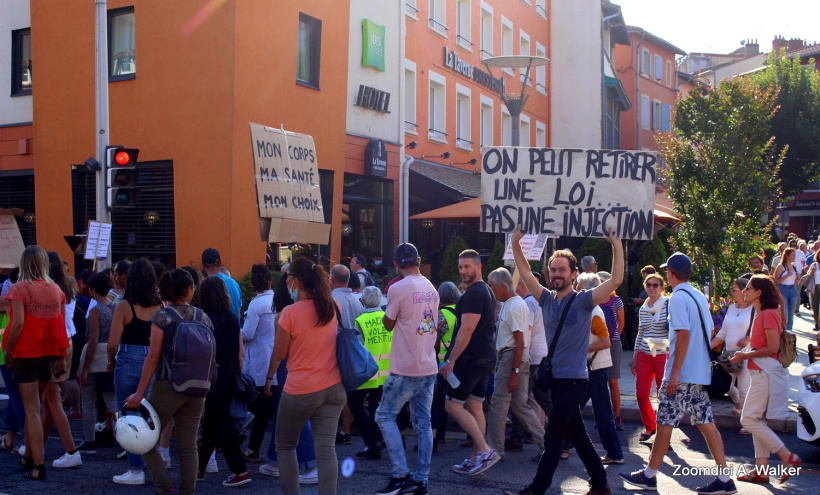 Des centaines de manifestants contre le pass sanitaire au Puy ce 28/07/2021.