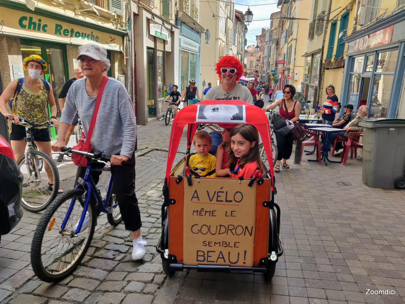 Une centaine de personnes a participé à la Vélorution le 12 juin au Puy-en-Velay.