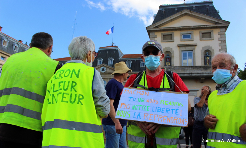 Plus d'une centaine de personnes ont manifesté contre le pass sanitaire ce mercredi 28 juillet au Puy-en-Velay.