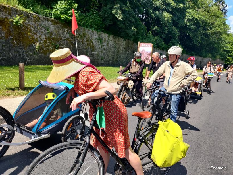 Une centaine de personnes a participé à la Vélorution le 12 juin au Puy-en-Velay.